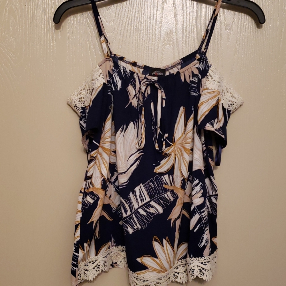 *NWT Cold shoulder top